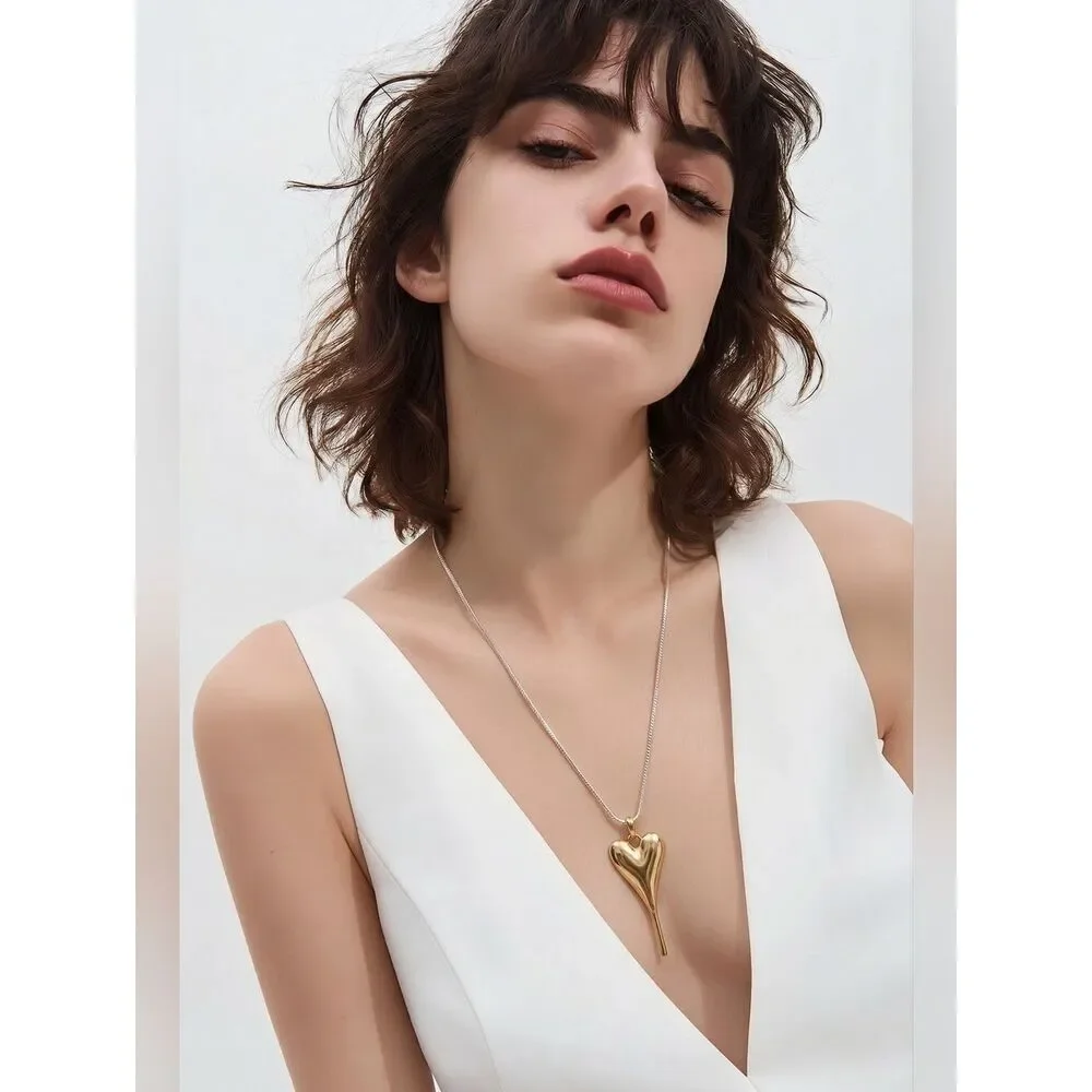 ☔️🔸️NIB Matte Gold Metal Heart Pendant Long Necklace